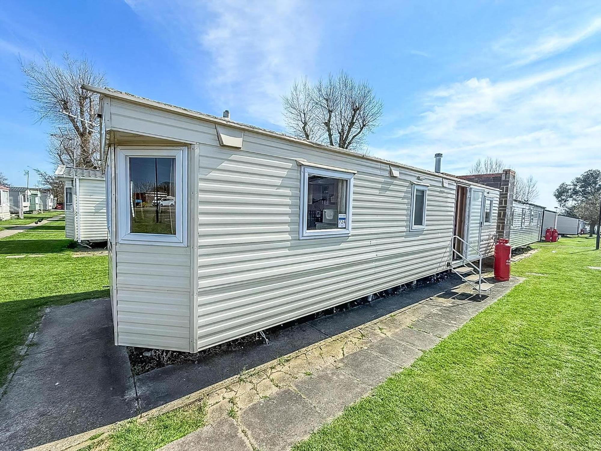 Cosy 8 Berth Caravan At Highfield Grange In Essex Ref 26724wr Clacton-on-Sea